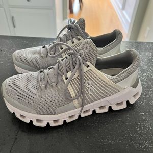 On Cloud women’s tennis shoes. Size 6. Good condition.